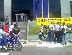 Policiais federais estendem faixa em frente  sede da Superintendncia em So Paulo