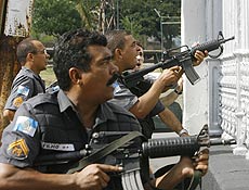 Policiais participam de operao no morro <br>da Mineira, centro do Rio; 13 morreram
