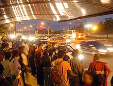 Aps paralisao, passageiros encontraram pontos de nibus lotados em So Paulo