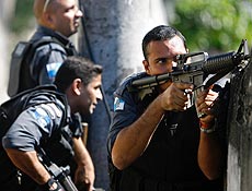 Policiais participam de operao no complexo do Alemo, na zona norte do Rio