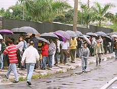 Interessados em obter passaporte enfrentam fila em SP durante a greve dos policiais