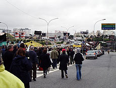 Após caminhada, manifestantes colocaram flores em frente ao prédio da TAM Express