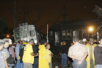 Equipes socorrem vtimas de coliso entre trens nas proximidades da estao Austin, na Baixada Fluminense; h mortos
