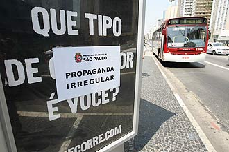 Prefeitura de So Paulo coloca cartaz indicando propaganda irregular; 50% dos paulistanos aprovam publicidade nos pontos 