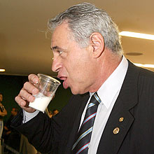 Deputado Luiz Carlos Setim toma leite que o deputado Paulo Piau levou à Câmara