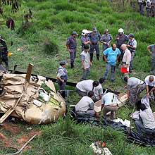 Helicptero com 4 ocupantes cai em Carapicuba (Grande SP); dois morreram