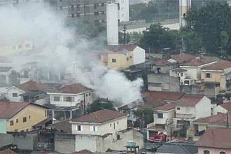 Avio cai sobre casas na rua Bernardino de Sena, na <br>zona norte de So Paulo; causas devero ser investigadas