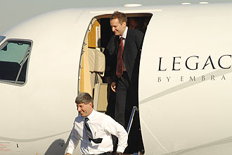 Os pilotos americanos Jean Lepore e Jan Paul Paladino chegam aos EUA em dezembro de 2007 aps conseguir habeas corpus