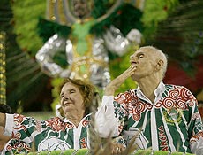 Ariano Suassuna e mulher participam de desfile da Mancha Verde em homenagem ao escritor