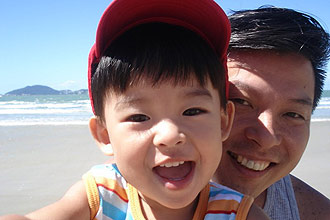 Enzo Onishi, 3, e o pai, Valter, em praia; garoto  o primeiro rokussei