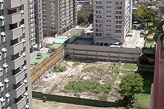 Terreno do Palace 2 vazio, com o Palace 1 ao fundo; a queda do edifício prejudicou o mercado imobiliário do Rio
