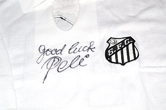 Camisa autografada pelo Pelé; veja outras imagens dos itens que serão leiloados no Japão para beneficiar as escolas brasileiras