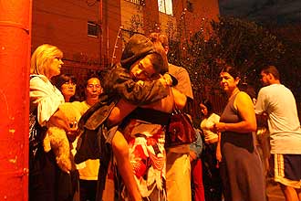 Moradores de prédio no Butantã (zona oeste de São Paulo) aguardam na rua a chegada dos bombeiros; leia relatos