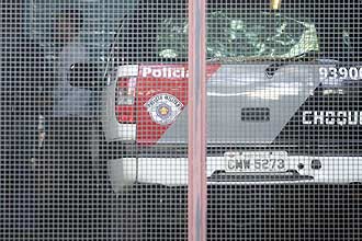 O pai de Isabella, Alexandre Nardoni, chega sob escolta da PM para prestar depoimento no fórum de Santana (zona norte de São Paulo)