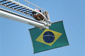 O collie Tedy, sobe escadas de viatura do Corpo de Bombeiros para hastear bandeira do Brasil durante solenidade no Parque da Independncia