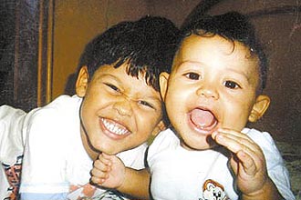O menino João Roberto Amaral (à esq.), 3, morto após ser metralhado em operação policial, em foto com o irmão