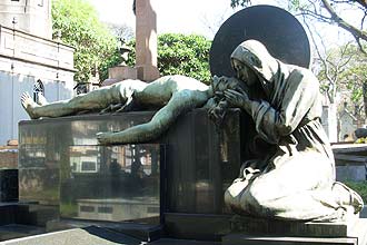 "[Piet em bronze em sepultura de cemitrio da Consolao, em So Paulo; veja galeria de fotos do cemitrio]":http://www1.folha.uol.com.br/folha/galeria/galeria-20080814-cemiterio.shtml
