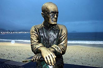 Estátua do poeta Carlos Drummond de Andrade sem os óculos em 2008