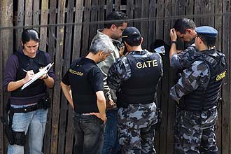 Policiais do Gate negociam libertação de adolescente rendida pelo ex-namorado em Santo André, na Grande São Paulo