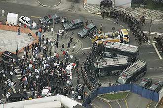 Policiais civis em greve e policiais militares entram em confronto nas proximidades da sede do governo do Estado de So Paulo