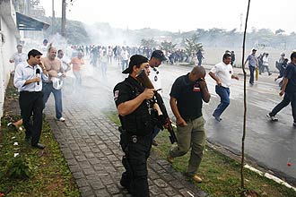 Policiais militares usam bombas de efeito moral e balas de borracha para dispersar policiais civis grevistas durante manifestao em SP
