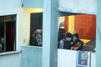 Policiais militares invadem apartamento onde Lindemberg Fernandes Alves manteve a ex-namorada e uma amiga dela reféns