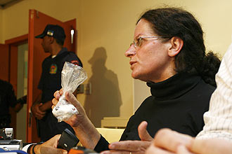 Rosa Maria Pinto de Aguiar, coordenadora geral do Samu de Santo André, mostra a bala retirada da virilha de ex-namorada de Alves