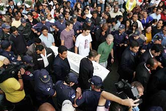 Multido acompanha enterro do corpo da menina Elo Cristina Pimentel, 15, em Santo Andr, na Grande So Paulo