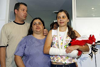 Após receber alta médica e depor à polícia, Nayara Rodrigues deixa o hospital acompanhada do padrasto e da mãe, Andréa Araújo