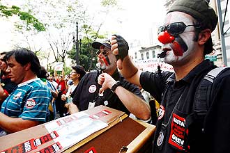 Policiais em greve levam caixão que simboliza morte política do governador José Serra (PSDB), em passeata no centro de SP
