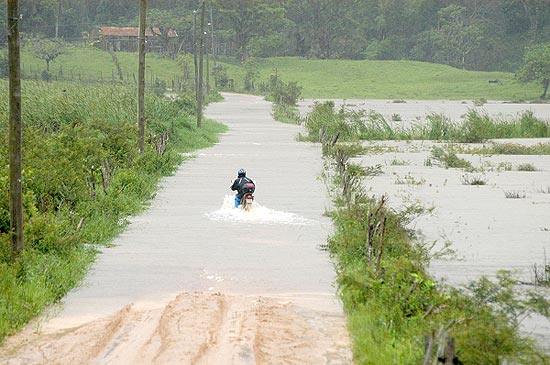 Chuva atinge a cidade de Garopoba; ao menos 18 estradas federais e estaduais foram danificadas em SC