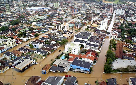 Chuva provoca mortes, isola cidades e prejudica fornecimento de gs e luz em Santa Catarina
