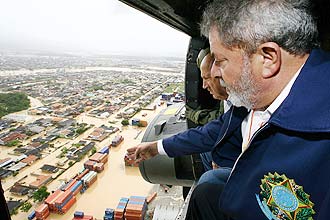 Presidente Lula e o governador de Santa Catarina, Luiz Henrique, sobrevoam cidades assoladas pela chuva no Estado
