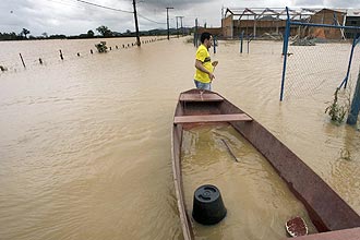 Enchentes e lama aumentam riscos de contaminao por leptospirose; prefeito de Blumenau tambm est contaminado