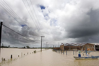 Chuvas provocaram 135 mortes e deixaram milhares de desabrigados; madeira ser empregada na construo de casas