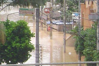 Em Blumenau (SC), as chuvas deixaram ruas e casas submersas e provocaram dezenas de mortes; abastecimento foi prejudicado