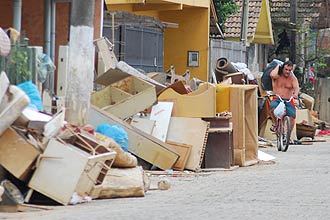 Entulho fica espalhado em Itaja aps enchente que assolou Santa Catarina; dinheiro arrecadado ajudar na reconstruo de casas