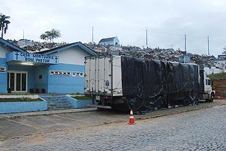 Caminhão frigorífico usado pelo IML em Gaspar (SC) causa comoção e especulação sobre número de mortes confirmadas