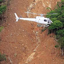 Helicóptero sobrevoa região atingida por deslizamentos de terra em Santa Catarina