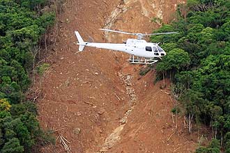 Helicóptero sobrevoa área atingida em Luiz Alves, em Santa Catarina. Desalojados somam 85 mil em todo o país