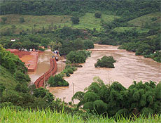 Enchentes atingem Cataguases (MG), cidade que ficou isolada devido s chuvas