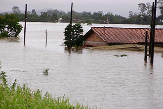 Chuvas atingem Ararangu (SC) e interrompem trfego na BR-101; 18 cidades registraram estragos e h novos desalojados