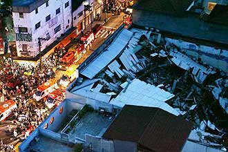 Imagem da Igreja Renascer após desabamento do teto neste domingo. Bombeiros confirmam 95 pessoas feridas e oito mortas.