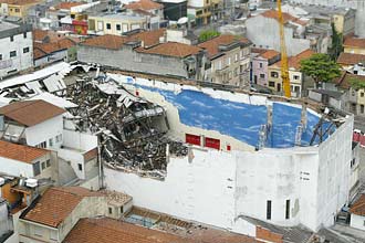 Desabamento do teto da Renascer deixou nove pessoas mortas e uma centena de feridos; imveis vizinhos permanecem interditados