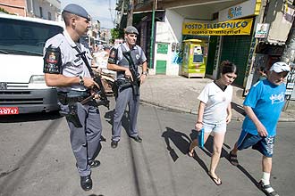 PMs patrulham ruas de favela de Paraisópolis, na zona oeste de São Paulo, após vandalismo e confrontos registrados ontem