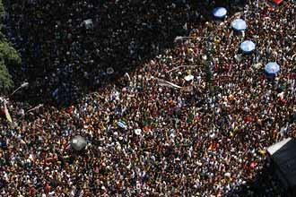Monobloco leva cerca de 400 mil pessoas para as ruas do centro do Rio; ponto de encontro foi na avenida Rio Branco