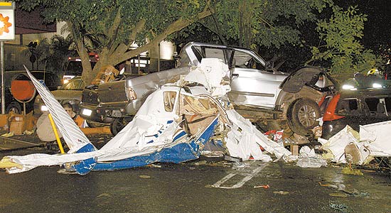 Destroços do avião monomotor roubado que caiu em Goiânia; homem e filha de 5 anos morreram