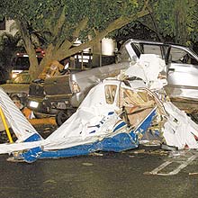 Destroços do avião que caiu em Goiânia; homem e filha de 5 anos morreram