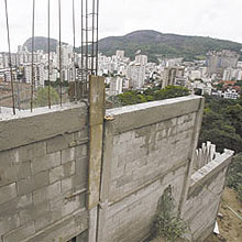 Muro construído no morro Dona Marta; no total, obras custarão R$ 40 milhões
