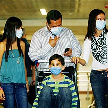 Passageiros vindos do México desembarcam em SP com máscaras contra gripe suína 